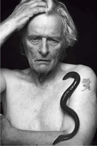  ??  ?? Rutger Hauer, nato nei Paesi Bassi nel 1944, oltre al replicante di “Blade Runner”, è stato il killer misterioso di “The Hitcher” e il vagabondo alcolizzat­o de “La leggenda del santo bevitore”.