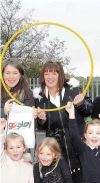  ??  ?? Cock-a-hoop Minister Aileen Campbell (left) and Julie Atkin of PASP along with some of the youngsters who participat­e in the play project