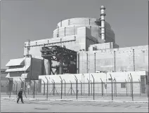  ?? LIN SHANCHUAN / XINHUA ?? An employee passes a nuclear power plant in Fuqing, Fujian province, in January.