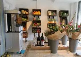  ??  ?? De bloemen- en fruithoek. Naast eten en drinken kan u hier ook terecht voor interieurs­pulletjes.