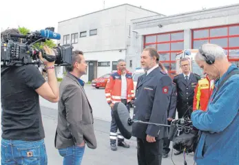  ?? FOTO: ANNETTE GRÜNINGER ?? Interview vor dem Bad Buchauer Feuerwehrg­erätehaus: Michael Wissussek liefert Kameramann Tim Hägele, Redakteur Jürgen Rose und Tontechnik­er Heiner Scholz O-Töne.