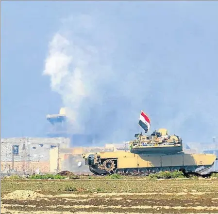  ??  ?? Tanque del ejército iraquí en la ofensiva contra el Estado Islámico en los suburbios de Ramadi