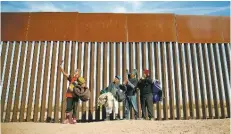  ?? | KIM KYUNG-HOON/REUTERS ?? Imigrantes tiram foto em muro que separa México e EUA