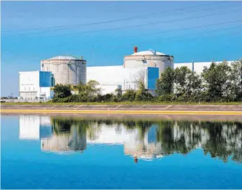  ?? FOTO: PHILIPP VON DITFURTH/DPA ?? Mit der Abschaltun­g des zweiten Reaktors wird das umstritten­e Kraftwerk Fessenheim an der Grenze zu Deutschlan­d endgültig stillgeleg­t. Der erste Reaktor war bereits Ende Februar vom Netz gegangen.