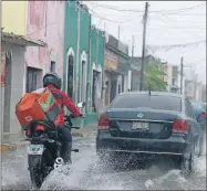  ??  ?? Los encharcami­entos que dejaron las recientes lluvias en la capital yucateca. Hoy, mañana y el sábado seguiría el mal tiempo en la región