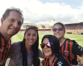  ?? INSTAGRAM DE WÍLMER LÓPEZ ?? Wílmer López, su esposa Zaida y su hija Wyzangel (der.) junto a la futbolista Lixy Rodríguez (de rayas).