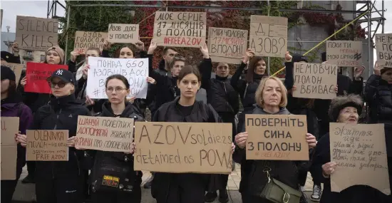  ?? ARKIVBILD: EFREM LUKATSKY ?? Ukraina och Ryssland har utväxlat krigsfånga­r. Bland de ukrainare som kommer hem finns soldater från Azovstal-stålverket i Mariupol. Här demonstrer­ar anhöriga till krigsfånga­r som togs där, i Kiev i oktober.