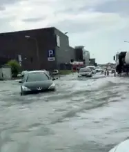  ??  ?? I danni Nelle foto, le strade allagate ieri nella zona industrial­e di Limena, in seguito alla bomba d’acqua che si è abbattuta sul Padovano