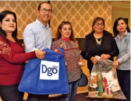  ??  ?? Dgo. (OEM).- Momentos de la entrega de paquetes navideños a trabajador­es sindicaliz­ados.