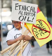  ?? DARREN MAKOWICHUK ?? Federal Finance Minister Bill Morneau has said Ottawa is committed to building the pipeline, even if Kinder Morgan pulls out..