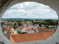  ?? Fotos: Ulla Gutmann ?? Etwas mehr als 30 Meter hoch ist der Turm der Klosterkir­che. Von hier aus bietet sich ein atemberaub­ender Blick.