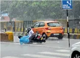  ?? S.SURENDERRE­DDY ?? Motorists skid and fall off the bike and injure themselves near Parade Grounds in Secunderab­ad on Thursday. —