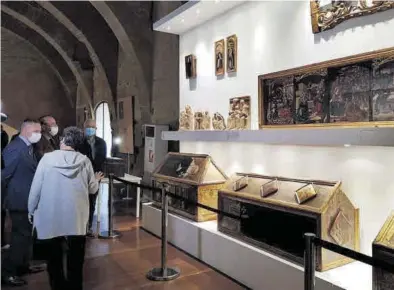  ?? GOBIERNO DE ARAGÓN ?? El consejero de Educación y Cultura, Felipe Faci, visitó ayer el monasterio de Villanueva de
Sijena.