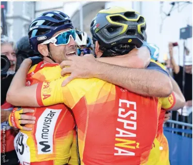  ??  ?? Una piña. Ion Izagirre y Mikel Nieve fueron los primeros compañeros de selección que abrazaron a Alejandro Valverde. En el libro se relata cómo se forjó esa unión.