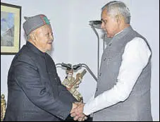  ?? DEEPAK SANSTA /HT ?? Chief minister Virbhadra Singh met governor Acharya Devvrat to submit his resignatio­n in Shimla on Tuesday