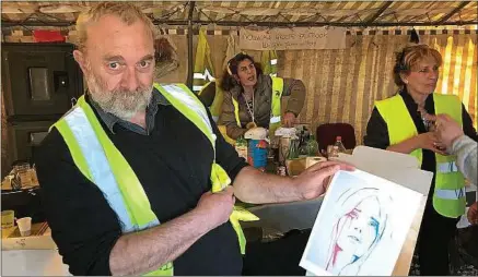  ??  ?? A Montceau-les-Mines, les «gilets jaunes» restent mobilisés et se retrouvent tous les jours, par tous les temps.