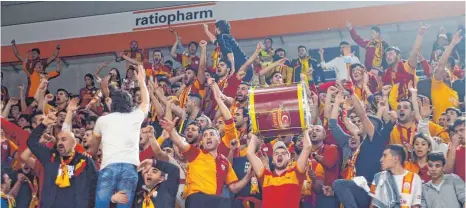  ?? FOTO: ALEXANDER KAYA ?? Die türkischen Fans sorgten im Januar 2013 beim Spiel zwischen Ulm und Galatasara­y Istanbul für mächtig Stimmung in der Ratiopharm-Arena. Nach der Schlusssir­ene spielten sich allerdings unschöne Szenen ab.
