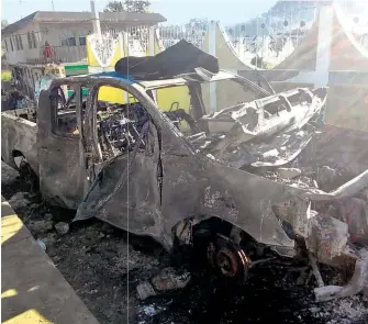  ?? /CORTESÍA ?? Una patrulla de Seguridad Pública de Acaxochitl­án fue quemada por lugareños de Tlacomulco, Huauchinan­go, Puebla, en el conflicto