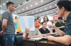  ??  ?? A defaulter debates his case with a judge at Dongguan Intermedia­te People’s Court, Guangdong province.