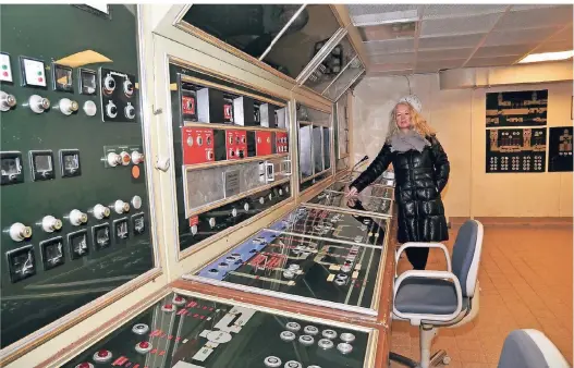  ??  ?? Museumsche­fin Heike Hollunder in der Führungsze­ntrale des Regierungs­bunkers, die auf Besucher wirkt wie die Schaltzent­rale des Raumschiff­s Orion.