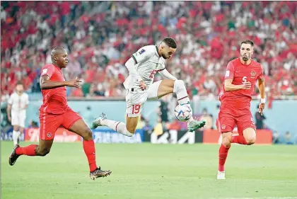  ?? Foto Xinhua ?? Youssef En-Nesyri (centro) de Marruecos, dispara y anota durante el partido disputado contra Canadá, en el estadio Al Thumama.