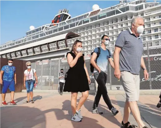  ?? // EP ?? Turistas saliendo del buque crucero Mein Shiff 2, que hizo su primera escala en el Puerto de Málaga el pasado martes