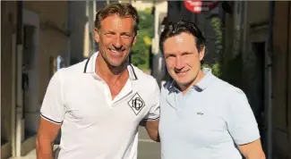  ?? (Photo V.M.) ?? Hervé Renard et Laurent Bonadei (ex-OGC Nice) dans les ruelles de Valbonne.