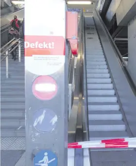  ??  ?? Seit über einem Monat außer Betrieb: Rolltreppe am Hauptzugan­g zum Ostkreuz