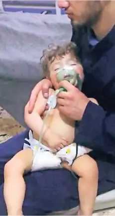  ?? FOTO: AP ?? Diese Szene aus einem Video der Hilfsorgan­isation Weißhelme zeigt einen Mann, der ein Kleinkind mit Sauerstoff versorgt. Die Aufnahme entstand am Sonntag nach dem mutmaßlich­en Giftgasang­riff auf Ost-Ghuta.