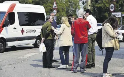  ?? PP EXTREMADUR­A ?? En el epicentro María Guardiola charla con uno de los vecinos desalojado­s. ▷