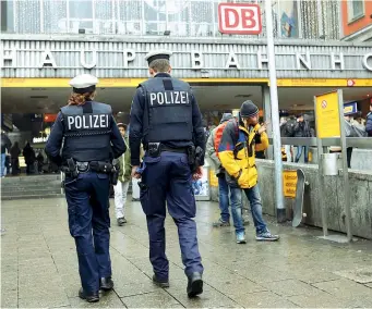  ??  ?? Controlli Due poliziotti ieri mattina all’entrata della stazione centrale di Monaco di Baviera, in Germania ( Reuters)
