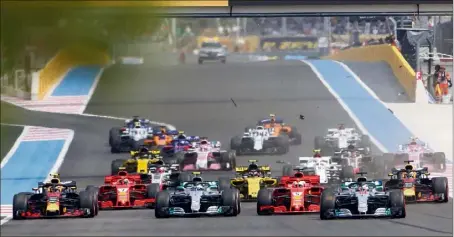  ??  ?? Avant même le premier virage, les débris ont volé. Conséquenc­e du premier accrochage de la course, entre Romain Grosjean et Esteban Ocon, poussé sur la gauche de la piste.