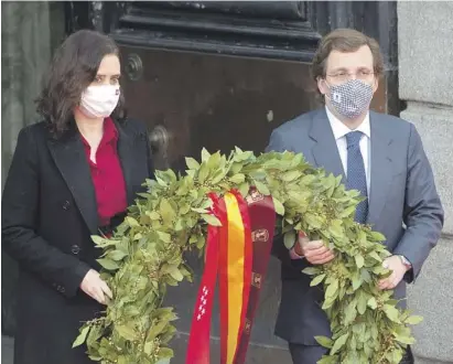  ?? Foto: dpa ?? Ayuso und Bürgermeis­ter Almeida bei der Gedenkfeie­r für die Opfer des 11-M in Madrid. .
