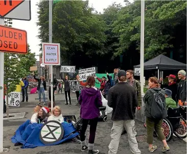  ?? JOEL INESON/STUFF ?? Protesters outside the Environmen­t Canterbury headquarte­rs in Christchur­ch.