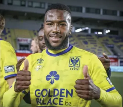  ?? FOTO PATRICK SMETS ?? Duckens Nazon scoort voor het eerst in STVV-shirt.