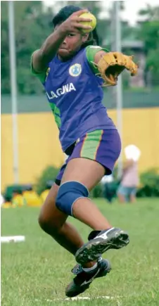  ?? ROMY HOMILLADA ?? LAGUNA pitcher Hazel Dilay shows the form that baffled Manila’s batter in the softball finals.