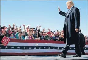  ??  ?? El presidente de EE.UU., Donald Trump, saluda a sus simpatizan­tes, en un evento político en Elko, Nevada