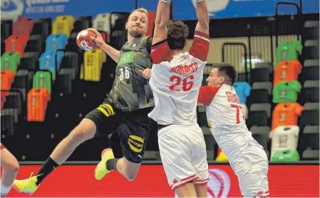  ?? FOTO: MICHAEL RIEDLER/IMAGO IMAGES ?? Im ersten Härtetest vor der WM siegen die deutschen Handballer um Julius Kühn souverän. Vor allem der Angriff brillierte.