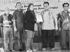  ??  ?? Nanta presents a certificat­e of appreciati­on to a facilitato­r. Malang is on his left.