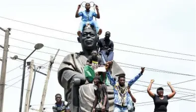  ?? Photo: NAN ?? #ENDSARS protesters invade the statue of late Chief Obafemi Awolowo, former premier of the western region at Agidingbi junction in Ikeja, Lagos yesterday