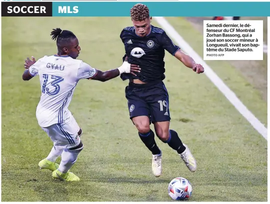  ?? PHOTO AFP ?? Samedi dernier, le défenseur du CF Montréal Zorhan Bassong, qui a joué son soccer mineur à Longueuil, vivait son baptême du Stade Saputo.