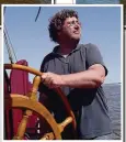  ??  ?? Jens bei seinem Lieblingsz­eitvertrei­b: Steuermann auf dem eigenen Boot.