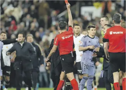  ?? Foto: dpa ?? Der Ball war doch drin, oder? Der Schiedsric­hter zeigt Bellingham die Rote Karte.