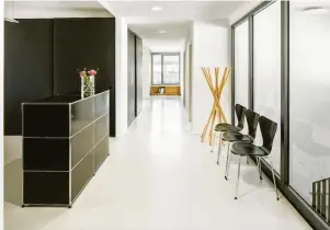  ??  ?? Rund 250 Quadratmet­er misst das neue Zuhause des renommiert­en Architektu­rbüros. Helle Flächen sorgen im Inneren für Leichtigke­it und Weite, funktional­e Möbel in dunkleren Tönen für gezielte Akzente.