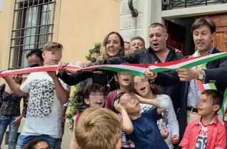  ??  ?? Il taglio del nastro in Santo Spirito: il babbo Mirco è tra il sindaco Nardella e l’assessore Funaro Sotto: il salotto della Casa dei babbi separati