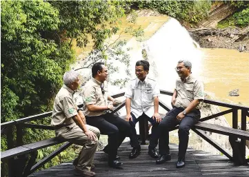  ??  ?? Shafie with Jamalul (left), Zulkiflee (right) and Nizam Salleh (second from left) at the iconic Imbak Waterfall.