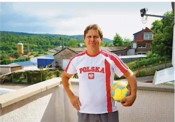  ?? FOTO: HEIKO LEHMANN ?? Jan Ochantol ist Deutsch-Pole, lebt seit 19 Jahren in Dudweiler und ist voll integriert. Er arbeitet als Lkw-Fahrer und Hausmeiste­r und findet, dass Deutschlan­d und Polen bei der WM zu Recht ausgeschie­den sind.