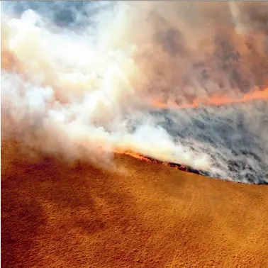  ?? (SIPA) ?? Fire trucks working at Lexton bush fire site in western Victoria, Australia, in December 2019.