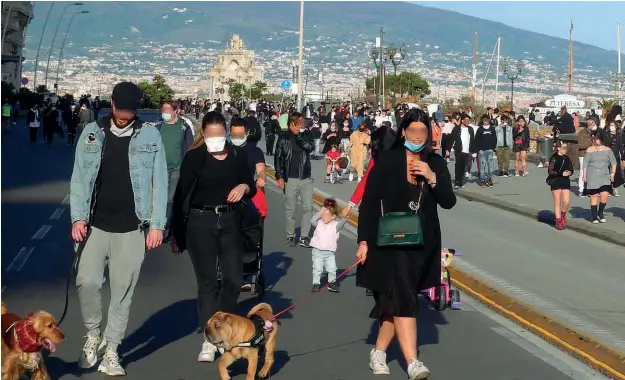  ??  ?? Passeggiat­e
Il Lungomare affollato con persone che indossano male le mascherine (foto di Roberta De Maddi)