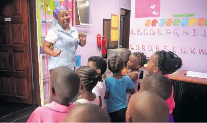  ?? Picture: Tracy Lee Stark ?? FUN TIME. A teacher at Day Dreamers Creche in Alexandra with her little tots on Monday.